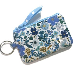Rifle Paper Co Gesteppte Primavera Schlüsselbund Brieftasche, Blaues Blumen Kartenetui, Sm Reißverschluss Geldbörse, Ohrhörerhalter, Mini Clutch, Bestes Geschenk für Sie