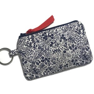 Rifle Paper Co Gesteppte Schlüsselbund Mini-Geldbörse, Tapisserie-Spitze Floral In Marine, SM Reißverschluss Geldbörse, Geschenkkartenhalter, Ohrhörer, Geschenk 4 Her,