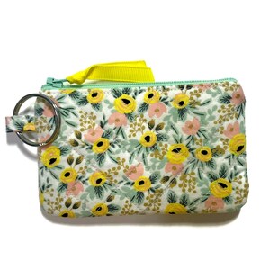 Rifle Paper Co., Rosa en Amarillo, Monedero Acolchado con Llavero, Tarjetero Floral, Monedero Pequeño con Cremallera, Soporte para Auriculares, Mini Clutch, El Mejor Regalo para Ella