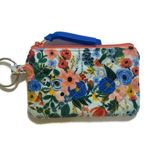 Rifle Paper Co Englisch Garten gesteppte Schlüsselbund Brieftasche, Blau Blumen Kartenetui, SM Reißverschluss Geldbörse, Ohrhörer Halter, Mini Kupplung, Geschenk 4 Her