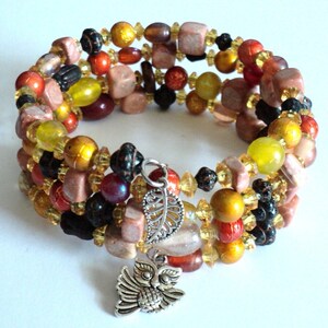 Herbst Memory Wire Armband, Eule & Blatt Charms mit Glasperlen