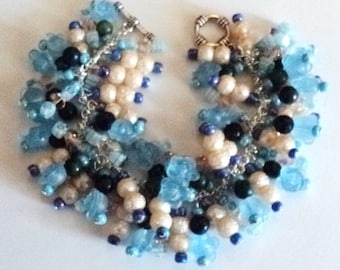 Pulsera de cuentas florales: cuentas de vidrio y acrílico azules y beige - Something Blue