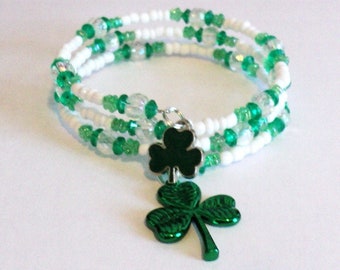 Shamrock-berlockarmband, St. Patrick's Day gröna och vita pärlsmycken accessoar