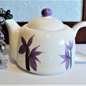 Kleine Upcycled Perlen Floral Purple Iris Teekanne, Küche Wohnkultur, Tee-Liebhaber-Geschenk, einzigartige Tischdekoration