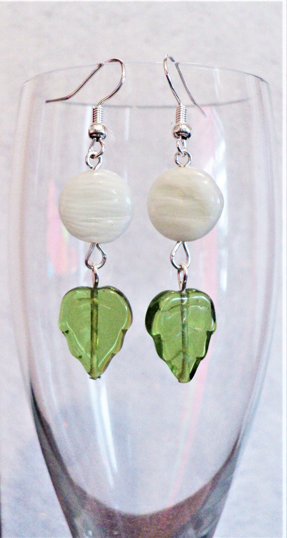 Boucles D'oreilles Pendantes Artisanales - Perles Vertes Naturelles Et Verre - Neuf Sans Emballage