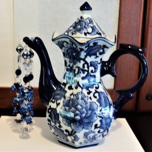 Große Upcycled Blau und Weiß Blumen Perlen Keramik Teekanne, Indoor Dekorative Tischdekoration, Housewarming Geschenk, Einzigartige Tee-Liebhaber Geschenk
