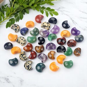 Mini Crescent Moon Crystals – Natural Gemstone Moons for Healing - Decor Healing & Moon Rituals