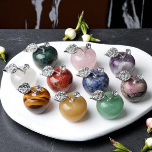 Crystal Apple Figurine – 25mm Natural Stone Apple Ornament with Rhinestone Leaf – Desk Decor & Gift