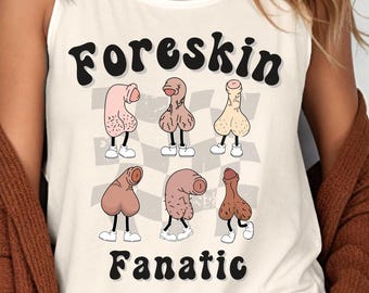Könnte beinhalten: Elfenbeinfarbenes Tanktop mit dem Text "Foreskin Fanatic" und Cartoon-Illustrationen von Penissen. Das Top hat einen Rundhalsausschnitt und ist ärmellos. Der Hintergrund hat ein Schachbrettmuster.