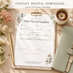 Puede incluir: Un portapapeles con un formulario impreso "Daily Thyroid Snapshot", un bolígrafo dorado, una taza de té con una margarita y una agenda verde. El formulario incluye secciones para los niveles de energía, listas de verificación de síntomas y registros de alimentos.