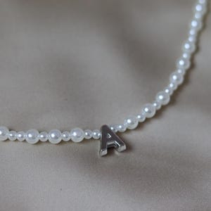 Collar con inicial de perla sintética personalizado • Gargantilla con cuentas y letras personalizadas • Regalo con letras doradas o plateadas • Joyas con nombre para ella