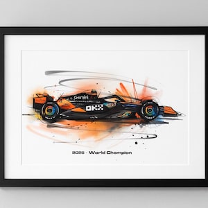 Może przedstawiać: Oprawiony wydruk artystyczny bolidu Formuły 1 w kolorach czarnym, pomarańczowym i niebieskim. Samochód ma napis "Gemini" i "OKX". Grafika zawiera abstrakcyjne pomarańczowe i szare pociągnięcia pędzla. Tekst "2025 - World Champion" znajduje się na dole.
