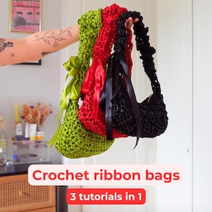 Pode incluir: São exibidas três bolsas de fita de crochê em verde, vermelho e preto. Cada bolsa tem um design único, com detalhes de fita. A bolsa verde apresenta um laço de fita verde, a bolsa vermelha tem uma fita vermelha e a bolsa preta tem uma fita preta. O texto "Crochet ribbon bags" e "3 tutorials in 1" são exibidos.