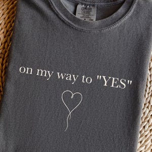 「イエスへの道」シャツ、花嫁になるTシャツ、ミニマルブライダルシャツ、カスタムエンゲージメントTシャツ、ウェディングカウントダウンシャツ、花嫁エンゲージメントギフトTシャツ