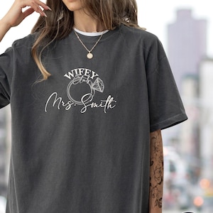 Benutzerdefinierte Braut Sweatshirt, Verlobungsgeschenk für die Braut, personalisieren Wifey Club Shirt, Brautparty Shirt, Flitterwochen Shirt, Hochzeitsgeschenk für neue Frau
