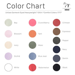 Puede incluir: Carta de colores para una camiseta unisex de tejido pesado te&ntilde;ida con tintes "Comfort Colors 1717". La carta muestra muestras de color, incluyendo Bay, Crunchberry, Crimson, Espresso, Blossom, Yam, Pepper, Ivory, Moss, Navy, Orchid, Blue Jean, Denim, White, Watermelon y Black.
