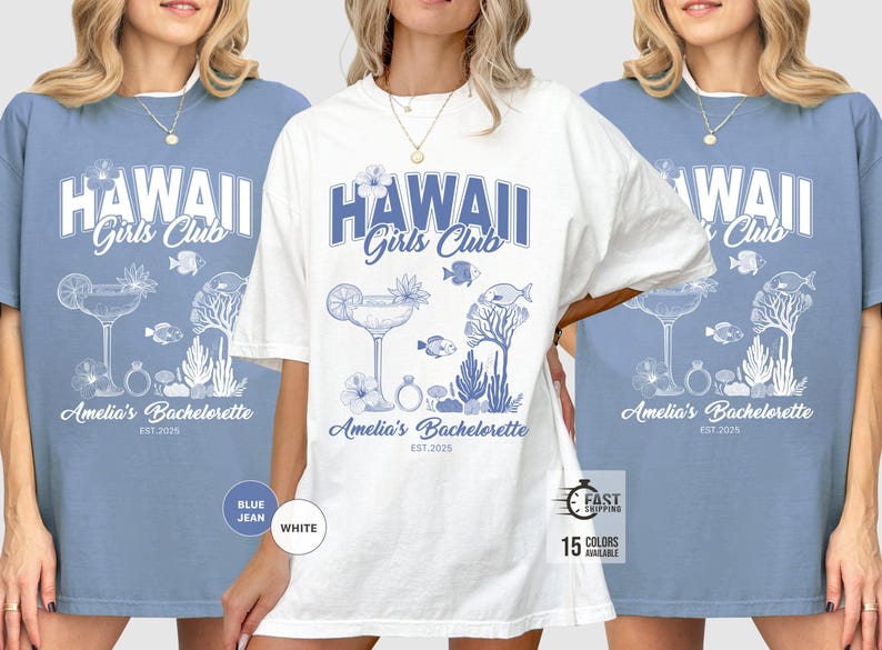K&ouml;nnte beinhalten: Wei&szlig;e oder blau-Jeans-T-Shirts mit blau-wei&szlig;em Grafikdesign. Das Design enth&auml;lt den Text "HAWAII Girls Club" und "Amelia's Bachelorette EST. 2025" sowie Illustrationen eines Cocktails, Fisches und Korallen.