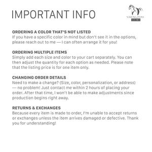 Puede incluir: Fondo blanco con el texto "IMPORTANT INFO" en la parte superior. Detalla informaci&oacute;n sobre c&oacute;mo pedir colores, art&iacute;culos m&uacute;ltiples, cambiar los detalles del pedido y devoluciones y cambios. El logotipo de Strong Pony Studio est&aacute; en la esquina superior derecha.