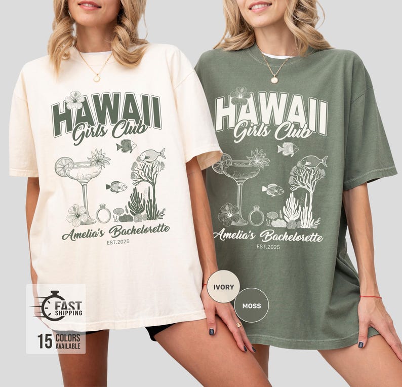 K&ouml;nnte beinhalten: Elfenbein- und moosgr&uuml;ne T-Shirts mit einem grafischen Design. Das Design enth&auml;lt den Text "HAWAII Girls Club" &uuml;ber einem Cocktail, Fischen und floralen Elementen. Der Text "Amelia's Bachelorette EST.2025" steht darunter.
