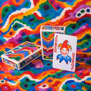 Könnte beinhalten: Ein rustikales Holzschild mit dem handgeschriebenen Wort "Welcome". Das Schild ist weiß gestrichen mit einem Used-Look und einem dekorativen Blumenelement. Der Hintergrund ist ein verschwommenes Bild eines Hauses.