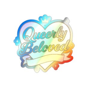 Queerly Beloved - Sticker holographique découpé - Sticker fierté queer couronné - Sticker vinyle LGBTQ+ pastel - Cadeau de famille choisi