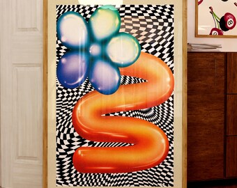 Puede incluir: Una impresión artística enmarcada con una gran flor abstracta en tonos azules y verdes, con una forma ondulada naranja sobre un fondo a cuadros en blanco y negro. Se ven otras obras de arte enmarcadas.