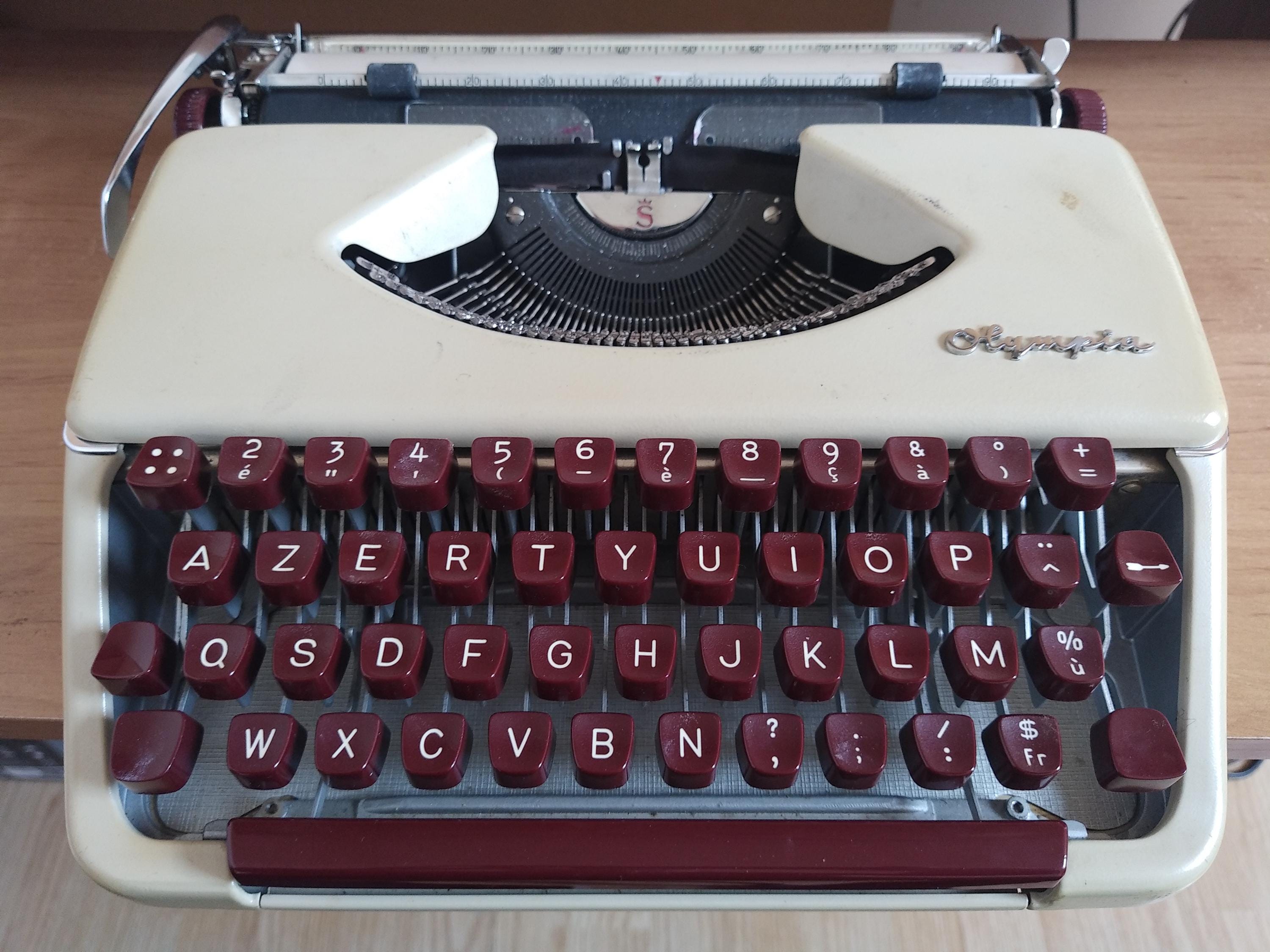 Olympia Splendid 33 - 1960s - FR keyboard - Mint condition - Carrying case