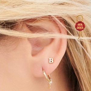 Mini aretes individuales con letras de oro 585, aretes individuales con letras, aretes de aro auténticos de oro, aretes con iniciales del alfabeto de 14 quilates.