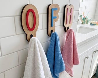 Gancho de madera para toallas con monograma, ganchos de pared con letras, decoración para el baño