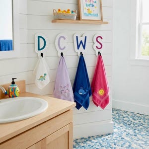 Gancho de madera para toallas con monograma, ganchos de pared con letras, decoración para el baño