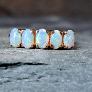 Anillo de oro macizo de 9 quilates con cinco ópalos, talla N (Reino Unido), peso 2,2 g. J10335 imagen 1