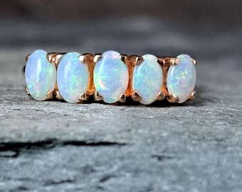 Fünf Opale 9 Karat Gold Ring Größe N, Gewicht 2,2g J10335