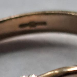 Anillo de oro macizo de 9 quilates con cinco ópalos, talla N (Reino Unido), peso 2,2 g. J10335 imagen 16