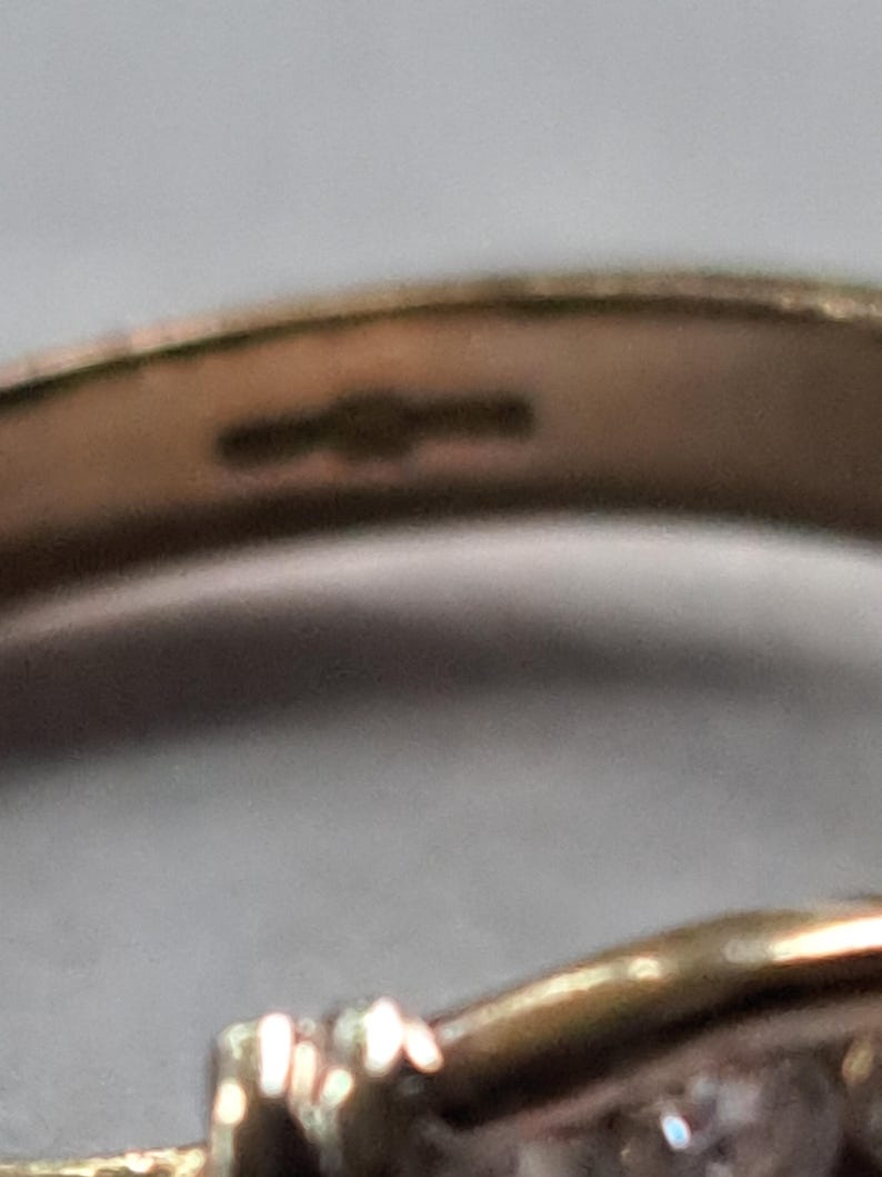 Anillo de oro macizo de 9 quilates con cinco ópalos, talla N (Reino Unido), peso 2,2 g. J10335 imagen 16