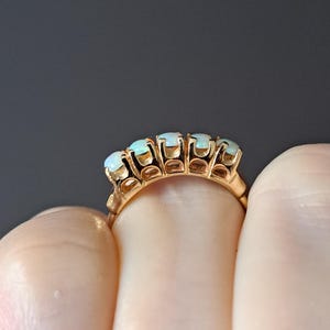 Anillo de oro macizo de 9 quilates con cinco ópalos, talla N (Reino Unido), peso 2,2 g. J10335 imagen 13