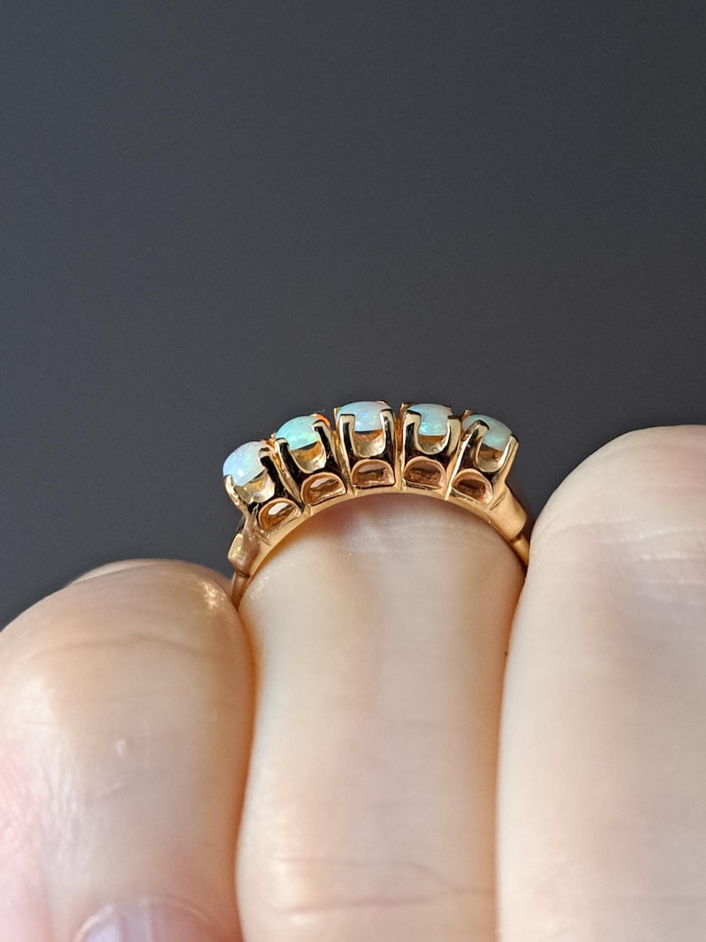 Anillo de oro macizo de 9 quilates con cinco ópalos, talla N (Reino Unido), peso 2,2 g. J10335 imagen 13