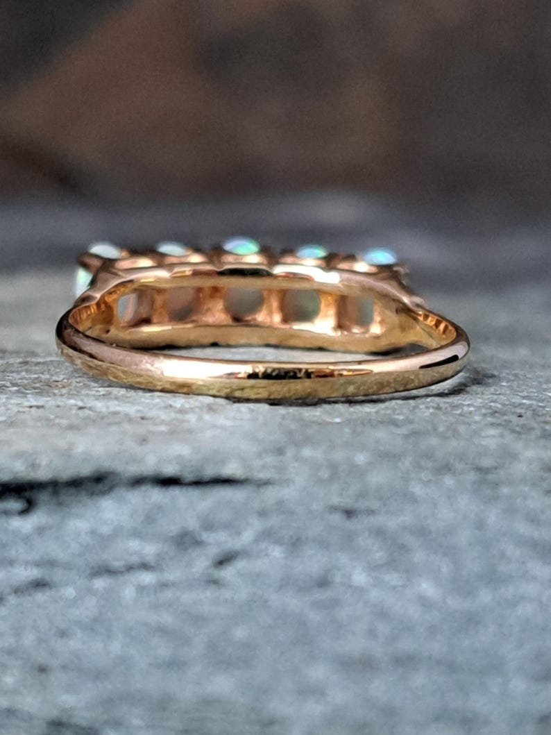 Anillo de oro macizo de 9 quilates con cinco ópalos, talla N (Reino Unido), peso 2,2 g. J10335 imagen 10