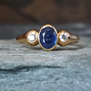 Bague trilogie saphir moderniste minimaliste G&VH or 18 carats UK O.5 3,36 g J10558