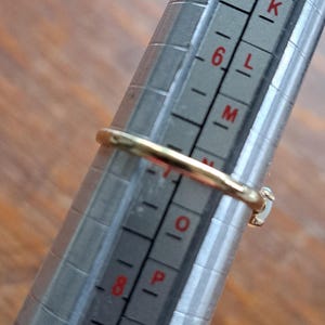 Anillo de oro macizo de 9 quilates con cinco ópalos, talla N (Reino Unido), peso 2,2 g. J10335 imagen 18