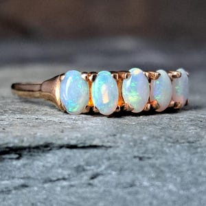 Anillo de oro macizo de 9 quilates con cinco ópalos, talla N (Reino Unido), peso 2,2 g. J10335 imagen 4