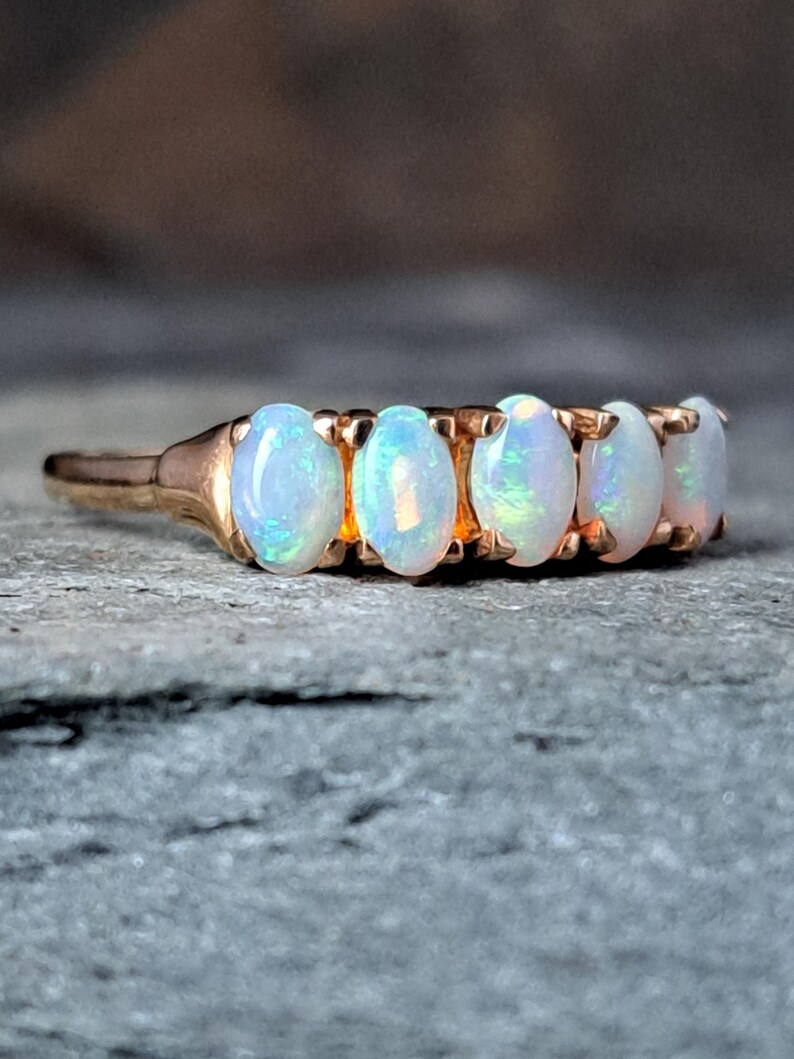 Anillo de oro macizo de 9 quilates con cinco ópalos, talla N (Reino Unido), peso 2,2 g. J10335 imagen 4