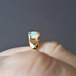 Anillo de oro macizo de 9 quilates con cinco ópalos, talla N (Reino Unido), peso 2,2 g. J10335 imagen 14