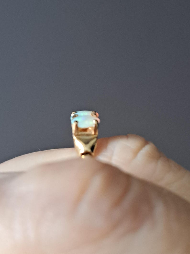 Anillo de oro macizo de 9 quilates con cinco ópalos, talla N (Reino Unido), peso 2,2 g. J10335 imagen 14