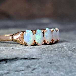 Anillo de oro macizo de 9 quilates con cinco ópalos, talla N (Reino Unido), peso 2,2 g. J10335 imagen 5