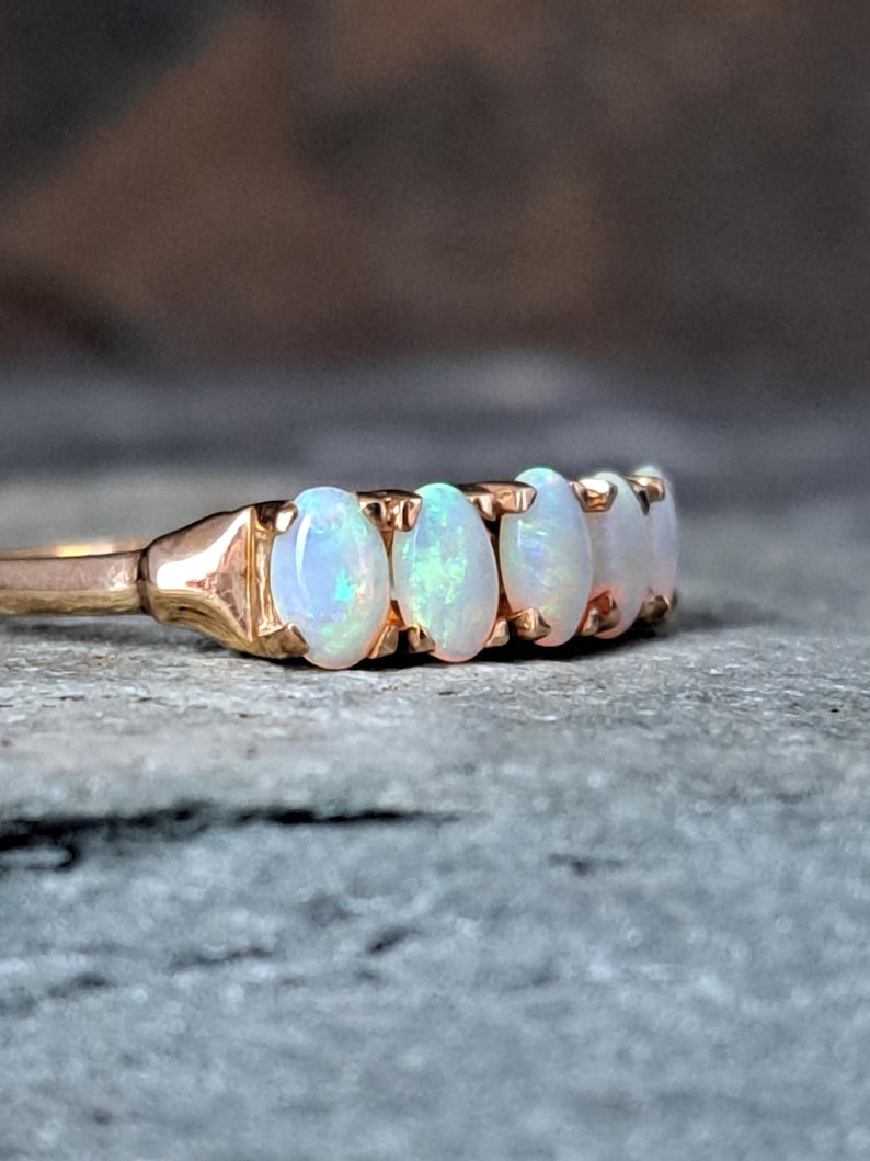 Anillo de oro macizo de 9 quilates con cinco ópalos, talla N (Reino Unido), peso 2,2 g. J10335 imagen 5