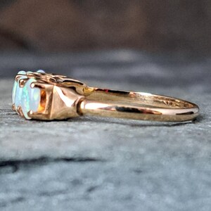 Anillo de oro macizo de 9 quilates con cinco ópalos, talla N (Reino Unido), peso 2,2 g. J10335 imagen 9