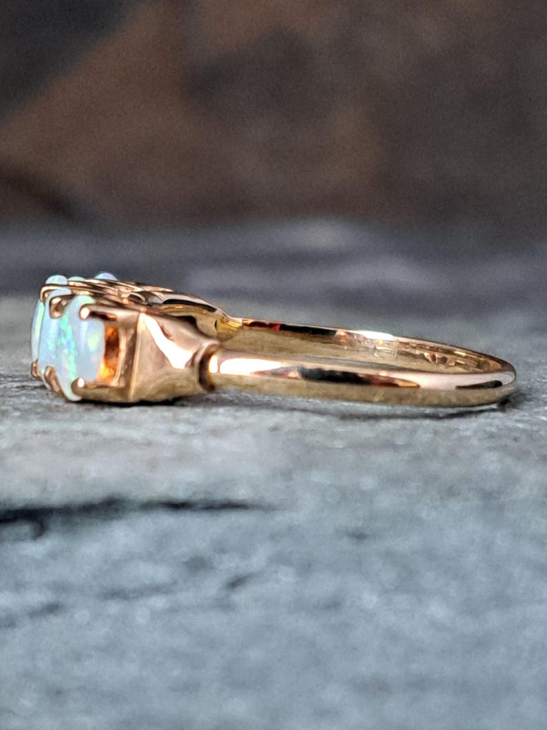 Anillo de oro macizo de 9 quilates con cinco ópalos, talla N (Reino Unido), peso 2,2 g. J10335 imagen 9