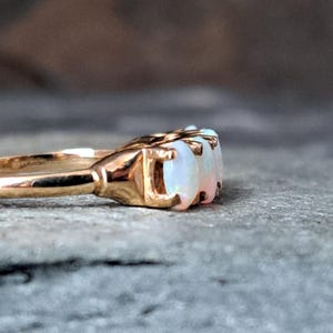 Anillo de oro macizo de 9 quilates con cinco ópalos, talla N (Reino Unido), peso 2,2 g. J10335 imagen 6