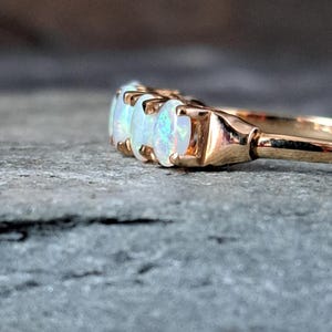 Anillo de oro macizo de 9 quilates con cinco ópalos, talla N (Reino Unido), peso 2,2 g. J10335 imagen 8
