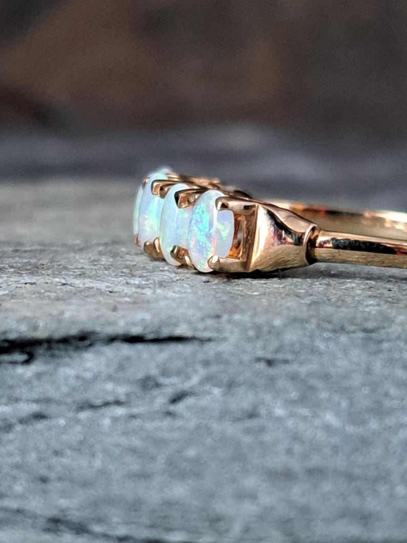 Anillo de oro macizo de 9 quilates con cinco ópalos, talla N (Reino Unido), peso 2,2 g. J10335 imagen 8
